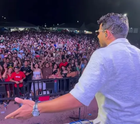 Evoney Fernandes arrasta multidão em Acrelândia; confira