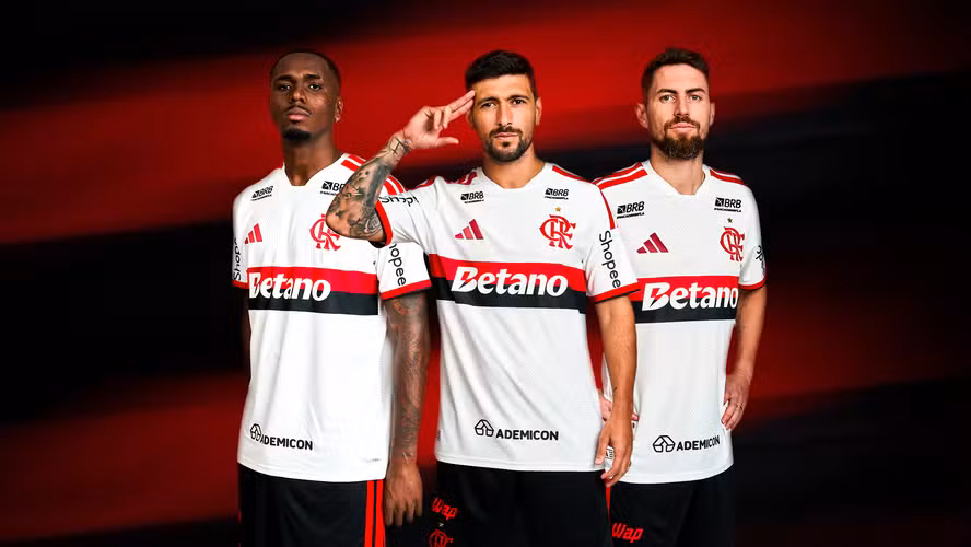 Veja os 2 modelos da nova camisa do Flamengo e saiba os preços