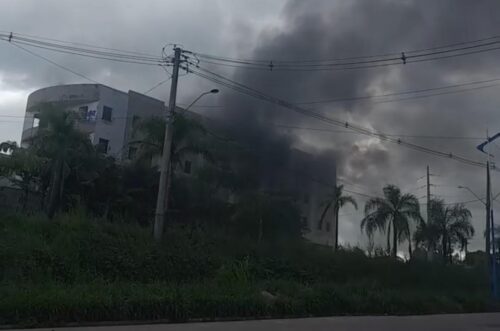 Fogo! Antigo prédio de luxo é atingido por chamas em Rio Branco