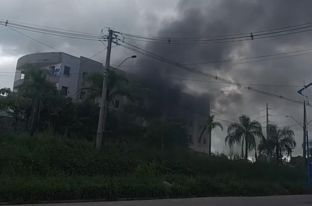 Fogo! Antigo prédio de luxo é atingido por chamas em Rio Branco