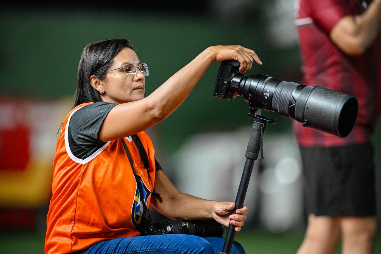 Assim como em outras profissões reconhecidas como majoritariamente masculinas, a fotógrafa conta que já enfrentou alguns preconceitos. Foto: Clemerson Ribeiro 