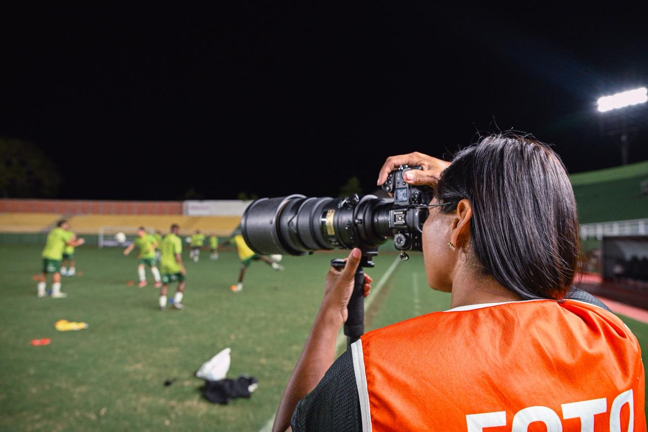 Aos poucos, Sueli foi se especializando na cobertura de jogos de futebol no estado. Foto: Clemerson Ribeiro
