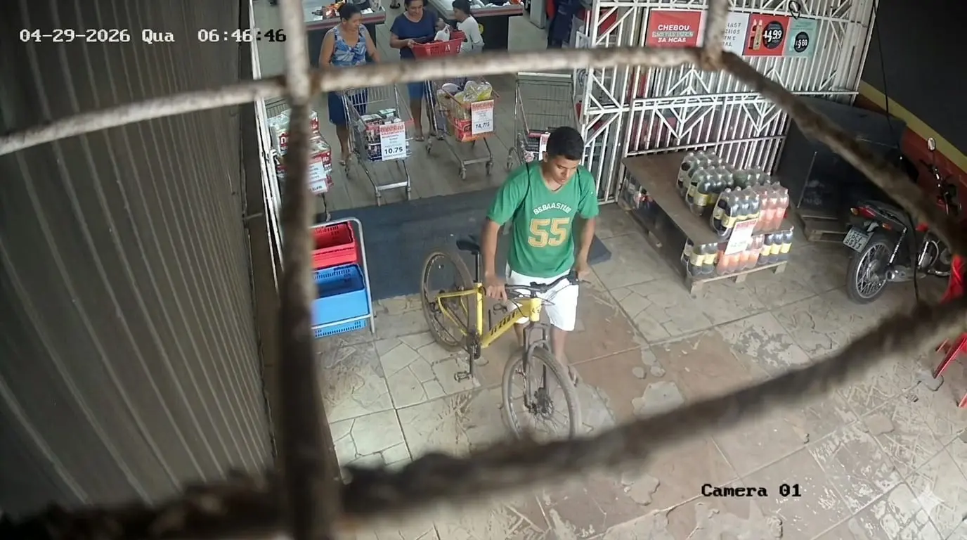 Câmera flagra furto de bicicleta em mercado em Rio Branco; veja
