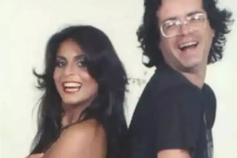 O mundo da música se despede hoje de uma figura lendária. Mister Sam, o produtor e compositor que moldou o som das discotecas brasileiras nos anos 70 e 80, faleceu nesta segunda-feira (13/04) aos 80 anos.