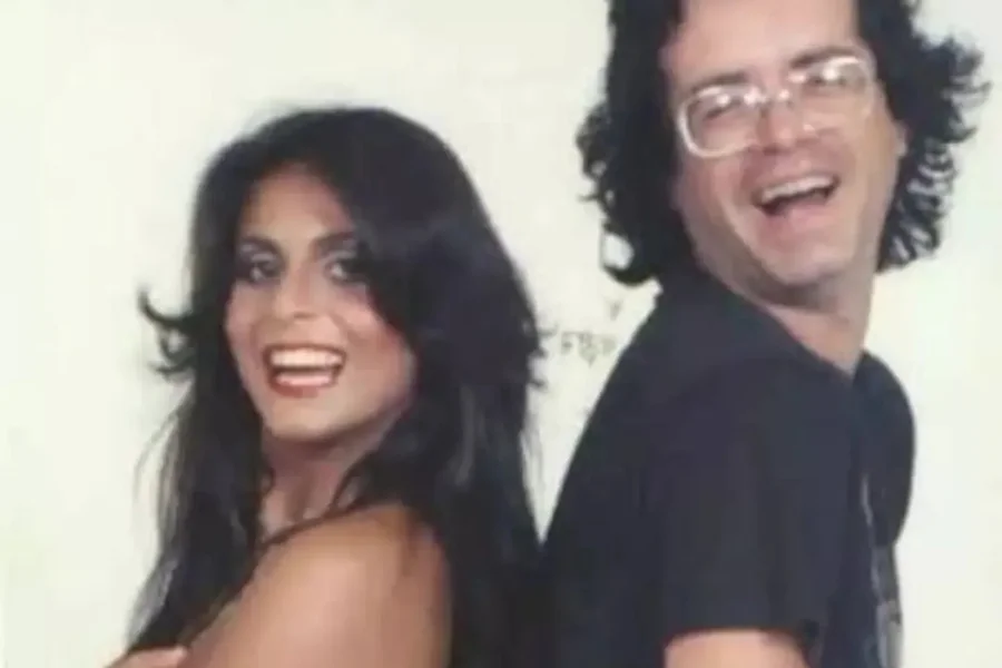 O mundo da música se despede hoje de uma figura lendária. Mister Sam, o produtor e compositor que moldou o som das discotecas brasileiras nos anos 70 e 80, faleceu nesta segunda-feira (13/04) aos 80 anos.