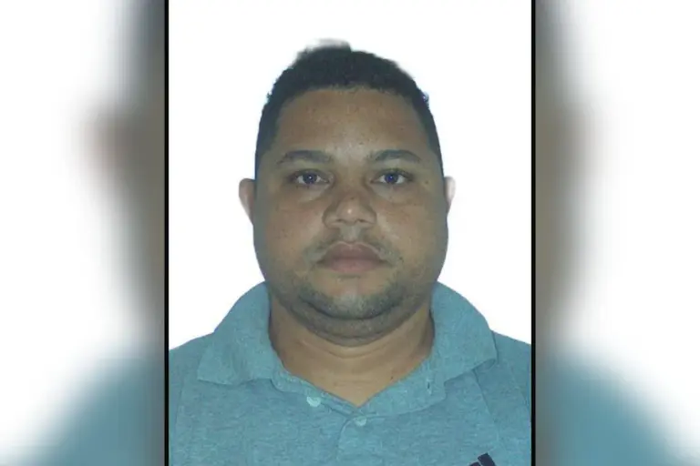 A Polícia Civil de Mato Grosso confirmou a confissão de Leandro Batista Leite, de 32 anos, pela prática de zoofilia na zona rural de Santo Antônio de Leverger. O suspeito apresentou-se à delegacia nesta quinta-feira (16/04), acompanhado de um advogado, após perceber que não conseguiria escapar do cerco policial montado após a divulgação de imagens do crime na internet.