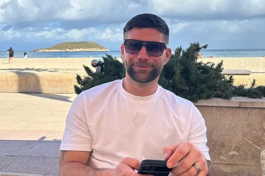 O câncer de próstata, historicamente associado a homens acima dos 60 anos, mostra sua face mais cruel em pacientes mais jovens. Grant Learmont, um profissional da construção civil, ignorou por semanas uma rigidez nos quadris e nas costas, acreditando ser apenas o desgaste natural da profissão e das partidas de futebol.