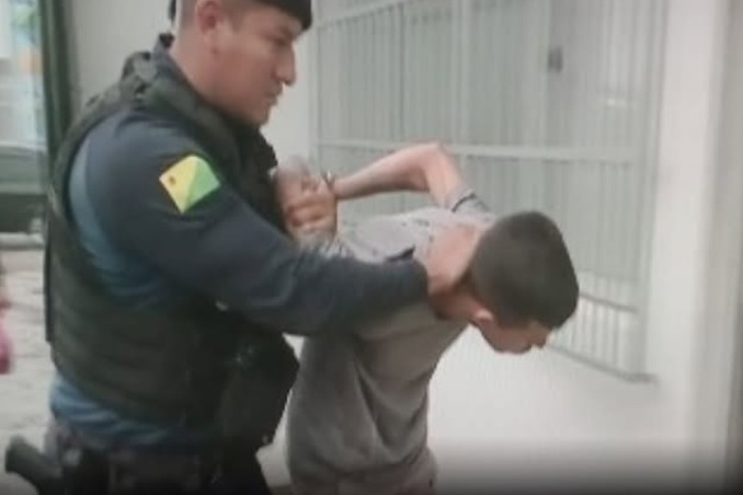 Usado de exemplo: homem é preso no primeiro dia no tráfico