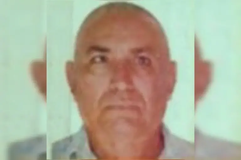 A cidade de Águas Lindas de Goiás tenta processar o horror descoberto em uma residência no último final de semana. Antônio Carreiro de Sousa aproveitou o momento em que a esposa e o neto dormiam em quartos separados para desferir golpes fatais de picareta contra suas cabeças. Após o duplo homicídio, Antônio foi encontrado sem vida no quintal da propriedade.