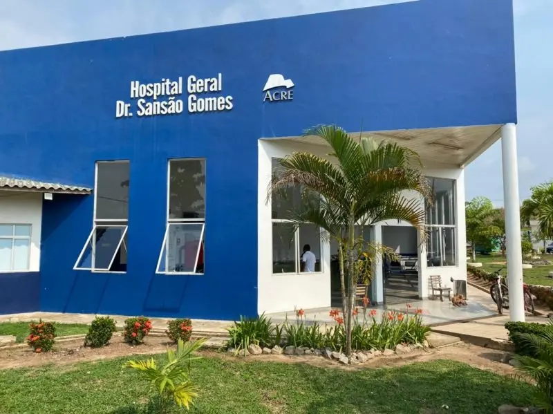 Ex-mister cai de altura de 6m em pé de açaí e é transferido de avião