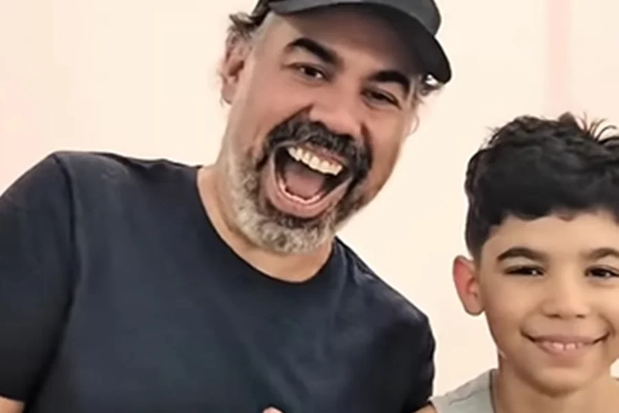 Em meio ao luto pela perda trágica de sua família, o humorista Vinicius Antunes precisou ir a público nesta quarta-feira (01/04) para combater a ação de estelionatários. Criminosos estão se passando por amigos ou familiares em grupos de mensagens para solicitar doações destinadas aos custos do funeral de seu filho, Francisco (Chico).