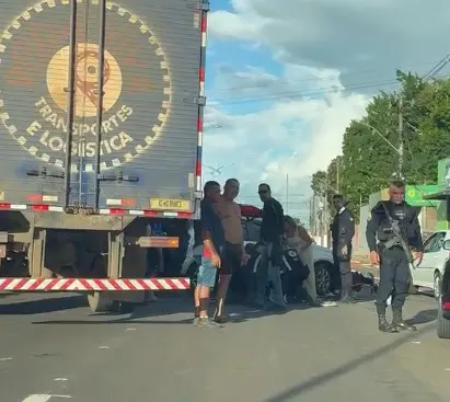 Acidente com caminhão, carro e moto deixa ferido na Avenida Ceará