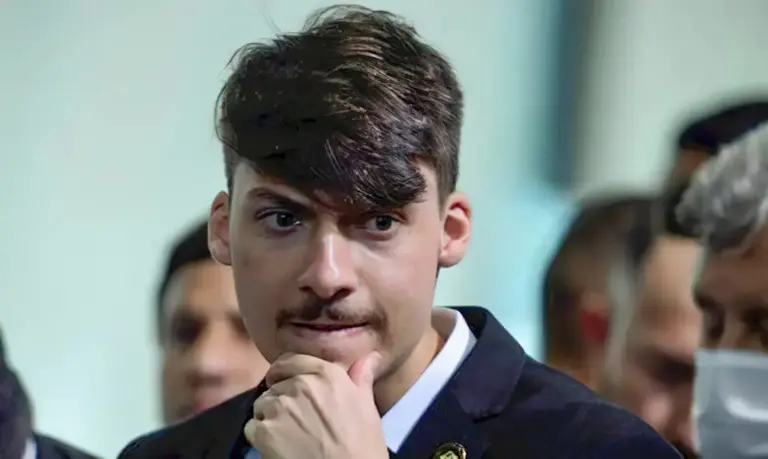 Jair Renan entra em briga de Eduardo com Nikolas Ferreira