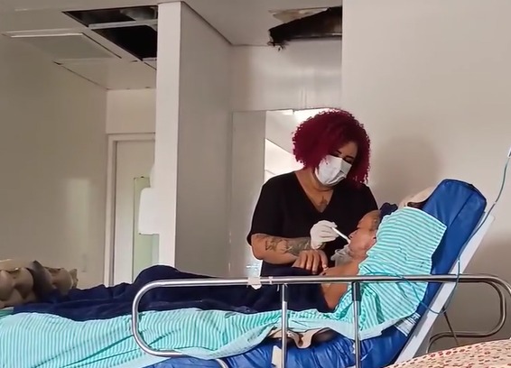 Rotina de cuidados de fisioterapeuta cuidando de acamado há dez meses, no Proto Socorro de Rio Branco, emociona pelo cuidado.