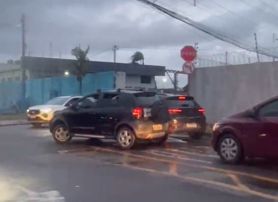 Na esquina da rua Isaura Parente com a Rua Manaus, o que deveria ser apenas mais um ponto de passagem se transformou em um gargalo diário