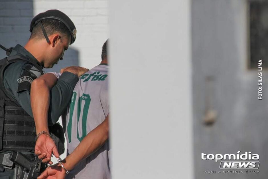 Uma noite de terror marcou a rotina de uma família na região central de Guia Lopes da Laguna, Mato Grosso do Sul. Uma mulher de 29 anos foi vítima de agressões físicas graves ao tentar proteger o filho, de apenas cinco anos, da fúria do próprio pai.