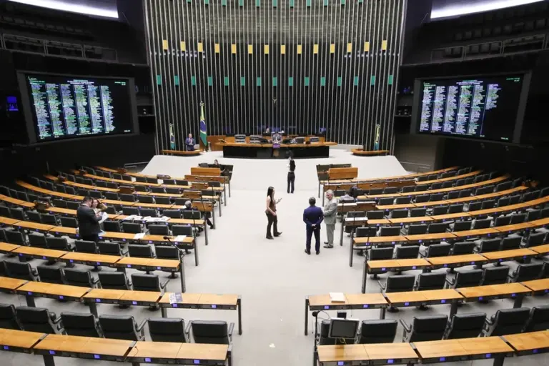 PL amplia bancada na Câmara e Podemos registra maior salto proporcional