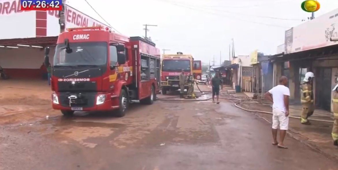 Lojas são destruídas por incêndio durante a madrugada em Bujari