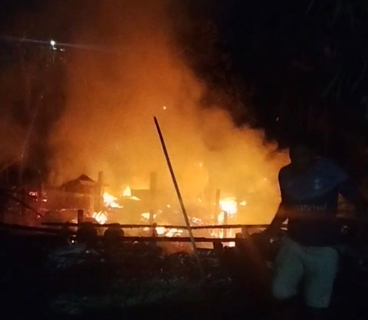 Residência é consumida por incêndio no interior do Acre; veja imagens