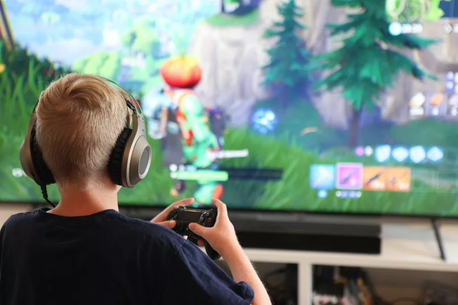 Adolescente ataca o pai após suposto desafio online Adolescente ataca o pai após suposto desafio online