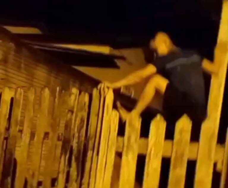 Um jovem em aparente surto psicótico causou momentos de medo e preocupação na madrugada deste domingo (19), ao invadir