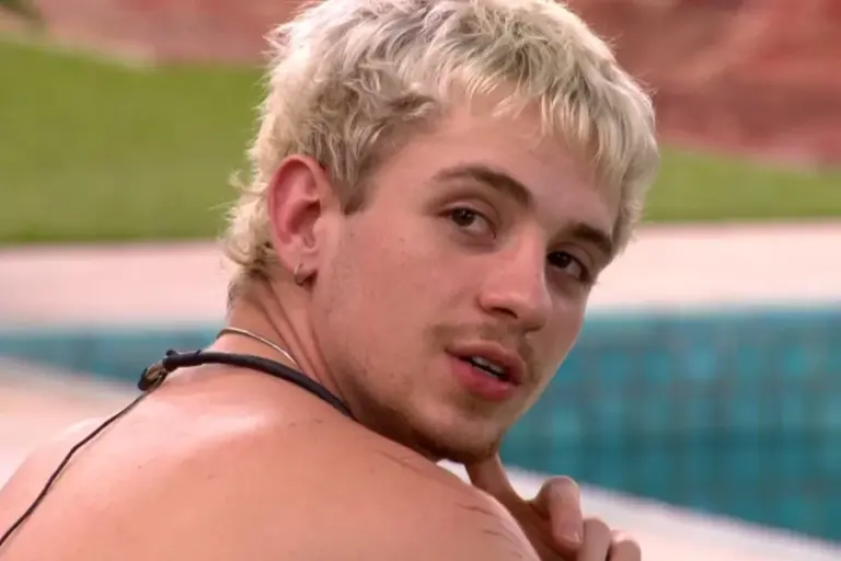 O influenciador Juliano Floss, medalhista de bronze do BBB 26, finalmente está se atualizando sobre tudo o que aconteceu enquanto estava na casa mais vigiada do Brasil. Nesta sexta-feira (24/04), Juliano compartilhou com seus seguidores o exato momento em que compreendeu a origem do apelido de "safado", que virou sua marca registrada na edição.