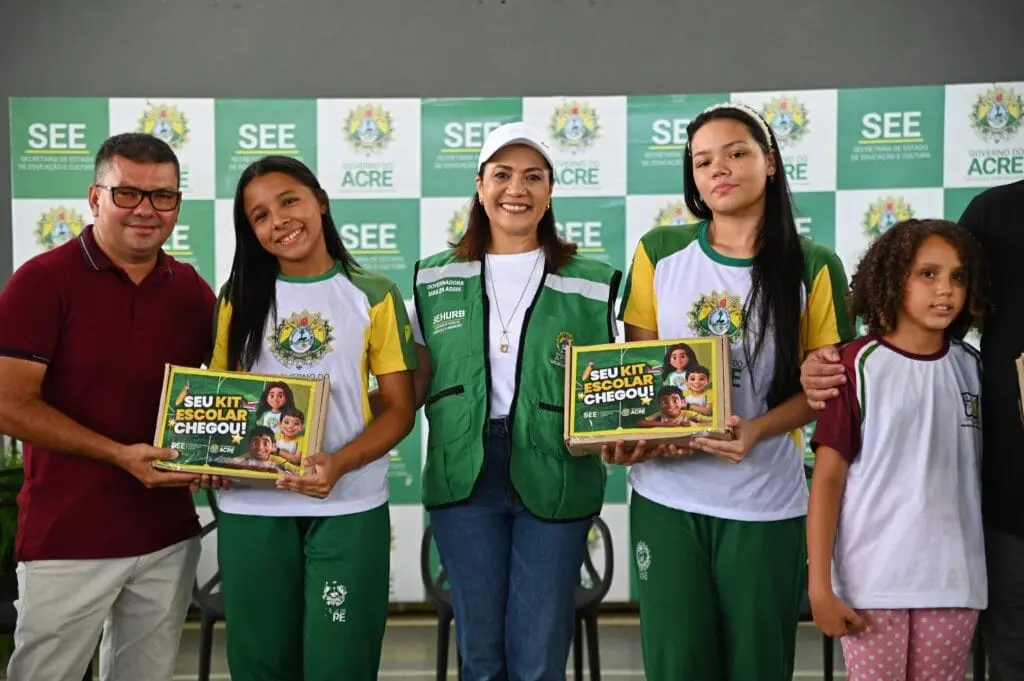 Governadora entregou kits a estudantes em Feijó