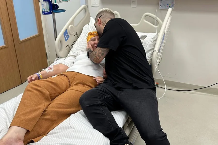 Após meses longe dos holofotes, MC Kevinho quebrou o silêncio nesta segunda-feira (13/04) com um depoimento que viralizou instantaneamente. O cantor, que dominou as paradas de sucesso por anos, explicou que sua ausência foi uma escolha consciente para enfrentar o momento mais difícil de sua vida: o diagnóstico de câncer de sua mãe e uma batalha pessoal contra a depressão.