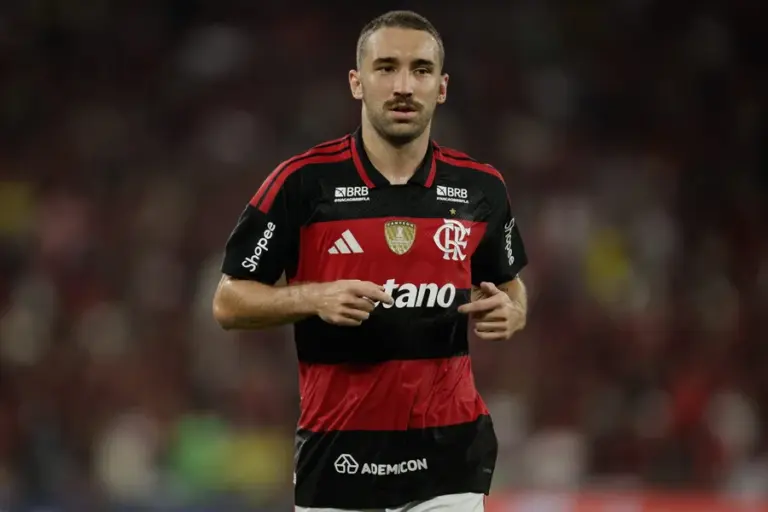 A vitória do Flamengo por 3 x 1 sobre o Santos neste domingo (05/04) não apagou a revolta dos jogadores rubro-negros com um lance capital da partida. Com o placar ainda em 1 x 0 para os paulistas, um gol de Léo Ortiz foi invalidado após longa análise tecnológica. Nesta segunda-feira, a transparência da CBF trouxe à tona os motivos da decisão que paralisou o Maracanã. gol