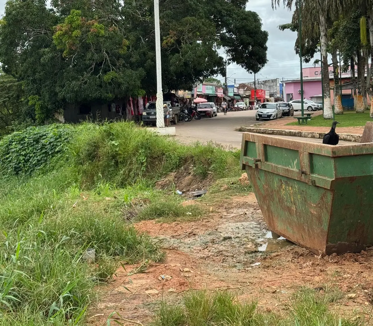 Erosão avança no centro de Sena Madureira e coloca rua em risco