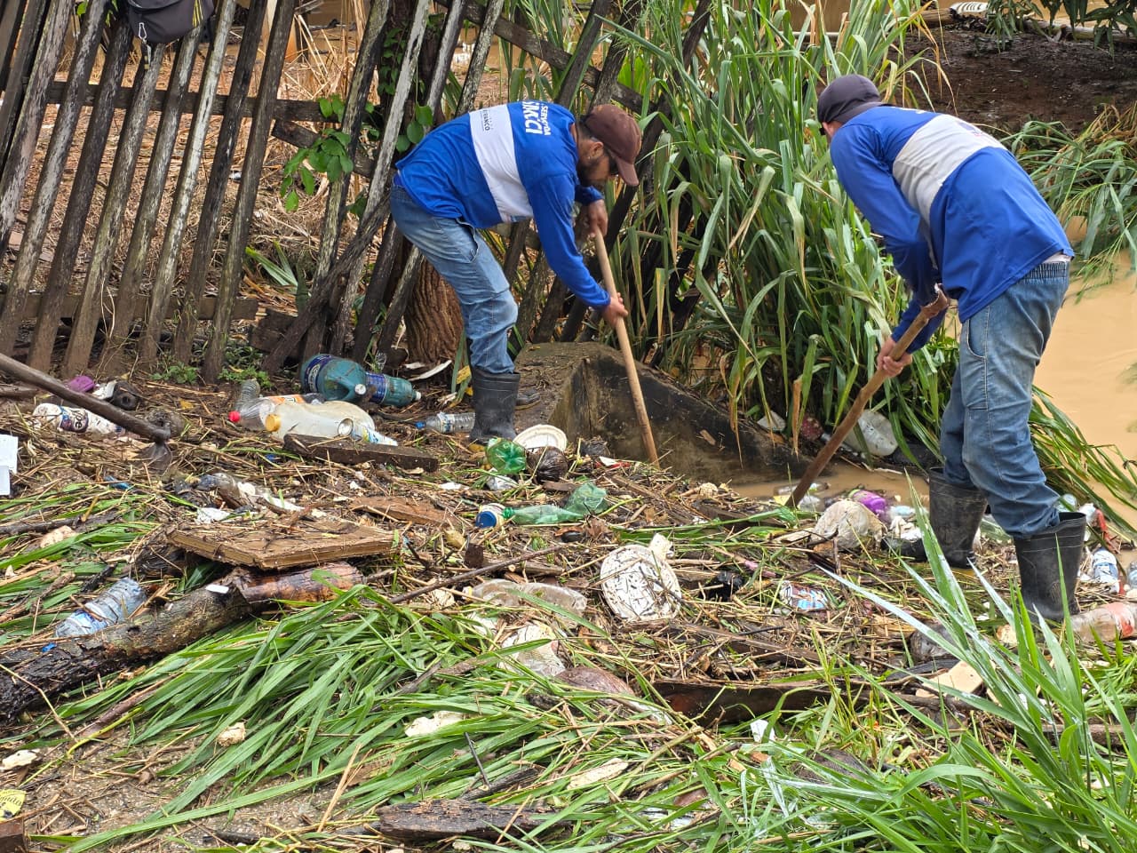 Prefeitura retira 5 toneladas de lixo no bairro Plácido de Castro após inundação Prefeitura retira 5 toneladas de lixo no bairro Plácido de Castro após inundação