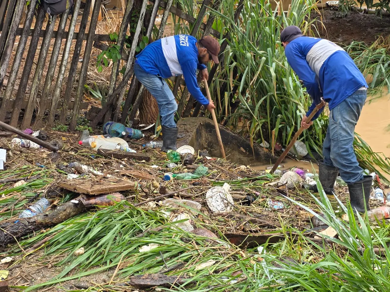 Prefeitura retira 5 toneladas de lixo no bairro Plácido de Castro após inundação