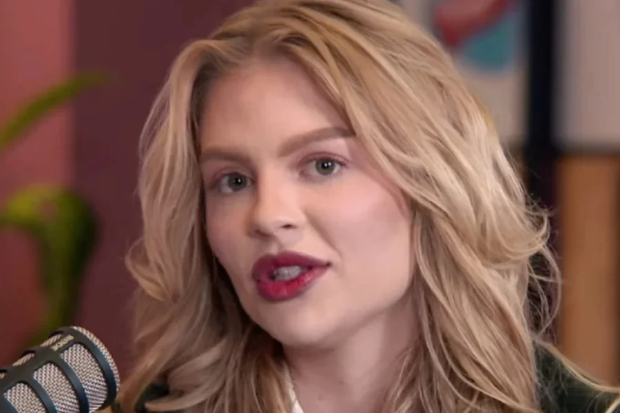 A cantora Luísa Sonza decidiu quebrar o silêncio sobre o impacto emocional das recentes polêmicas em sua vida. Durante participação no PodDelas nesta sexta-feira (03/04), a artista fez um forte desabafo sobre como as críticas constantes e as vaias recebidas durante o show de Sabrina Carpenter, no Lollapalooza, desencadearam um quadro de fobia social.