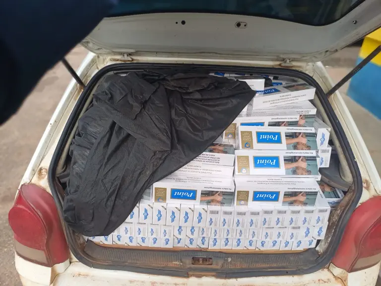 Homem é preso com quase 11 mil maços de cigarro em rodovia no Acre