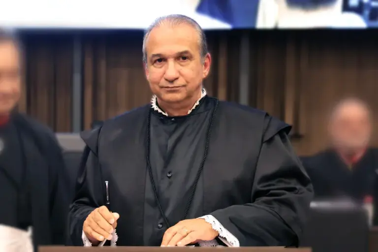 Mesmo impedido de exercer suas funções no Tribunal de Justiça de Minas Gerais (TJMG) desde fevereiro, o desembargador Magid Nauef Láuar continua a receber proventos expressivos.