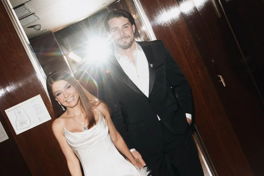 Acabou o mistério! A cantora Maiara decidiu abrir o álbum de fotos de um evento nesta terça-feira (14/04) e incluiu um registro que os fãs tanto esperavam: ao lado de Felipe Cavalliere.