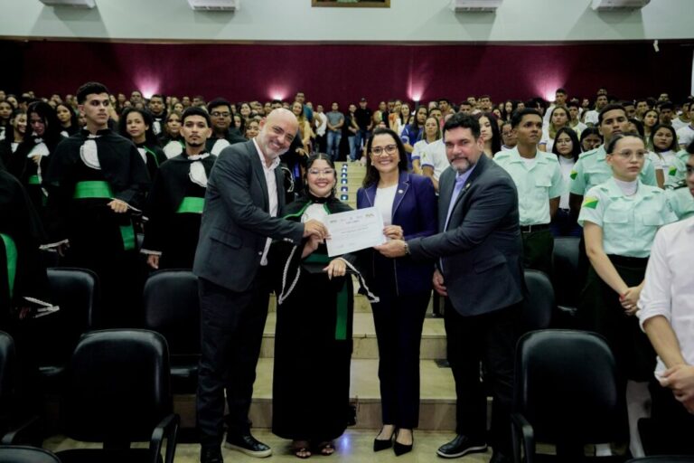Mailza participa de certificação de 299 alunos em Cruzeiro do Sul