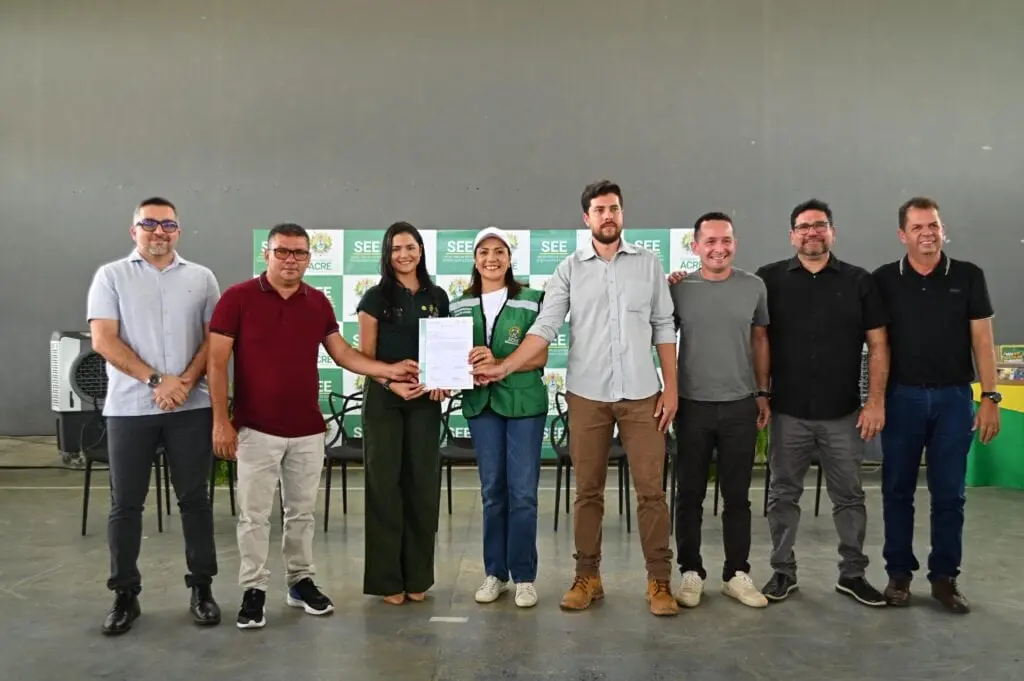 Em Feijó, Mailza assina ordens de serviços e entrega kits escolares