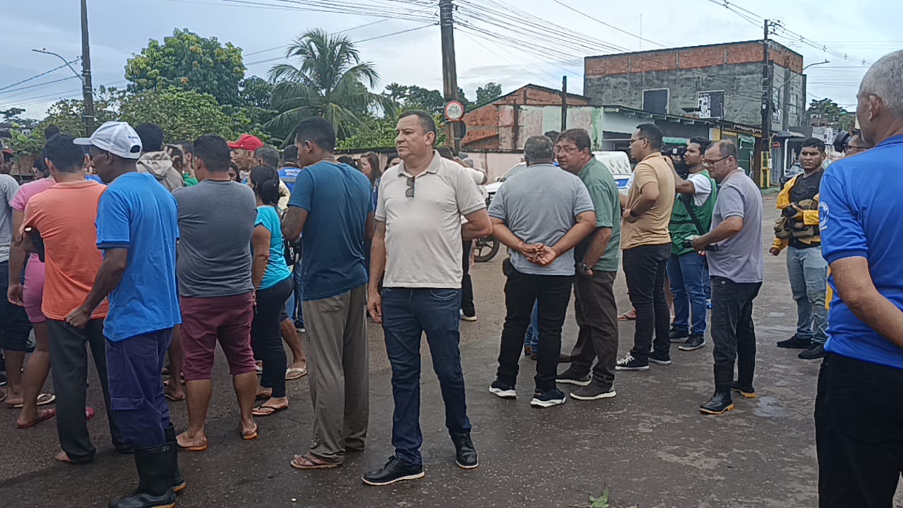 Manifestação fecha Avenida Sobral; famílias pedem ajuda após inundações na Baixada