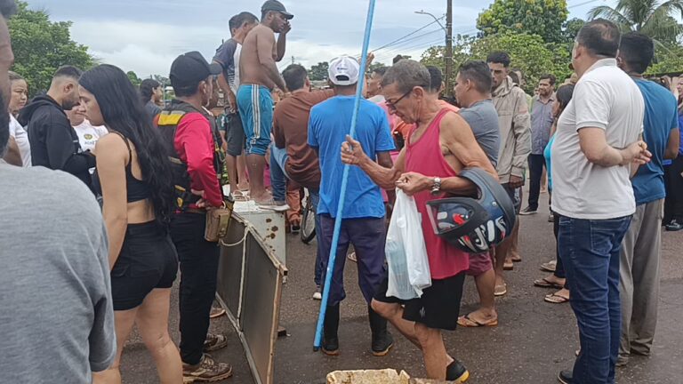 Manifestação fecha Avenida Sobral; famílias pedem ajuda após inundações na Baixada