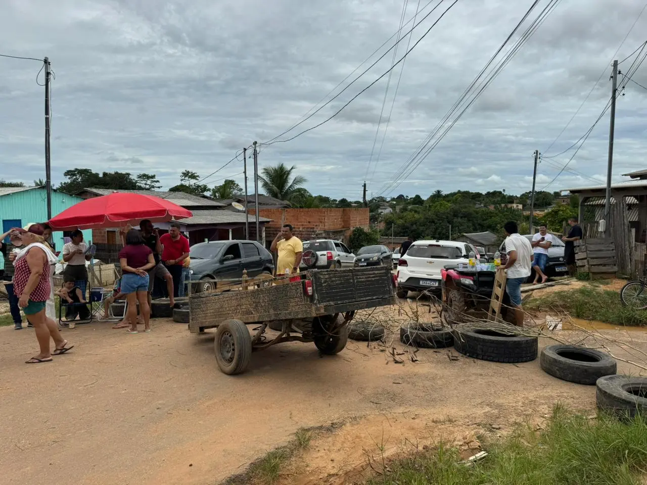 Moradores interditam rua em Sena e cobram prefeitura por melhorias na localidade