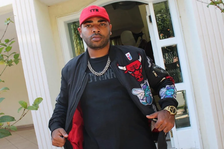 O legado de um dos maiores nomes da história do funk brasileiro ganha uma nova e potente voz. MC Fernandinho, um dos 32 filhos de Mr. Catra, está à frente do projeto "Baile do Catra", um audiovisual que não apenas revisita os grandes sucessos do cantor, mas também prepara o terreno para uma turnê que percorrerá os principais festivais do Brasil em 2026.