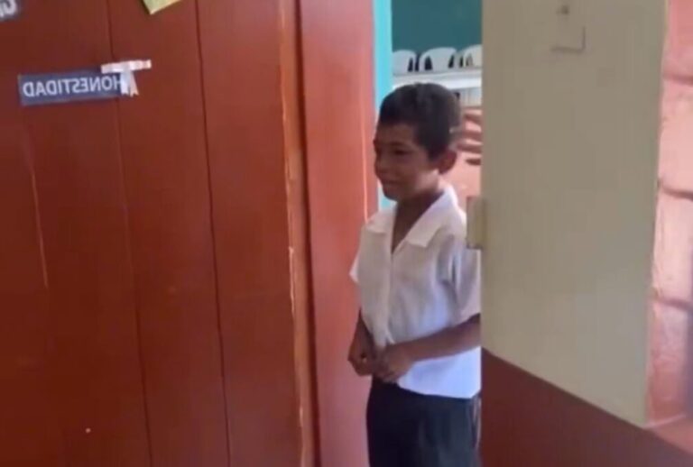 O pequeno Ángel David, de 8 anos, nunca soube o que era ter uma festa de aniversário. Morador de Ebéjico, na Colômbia, ele vive com a mãe e três irmãos em uma realidade de severas limitações financeiras. No entanto, nesta semana, essa história ganhou um capítulo de esperança graças à sensibilidade da professora Casas Ximeno.