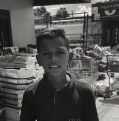 Menino vende doces para ajudar a mãe e sonha em ganhar bicicleta