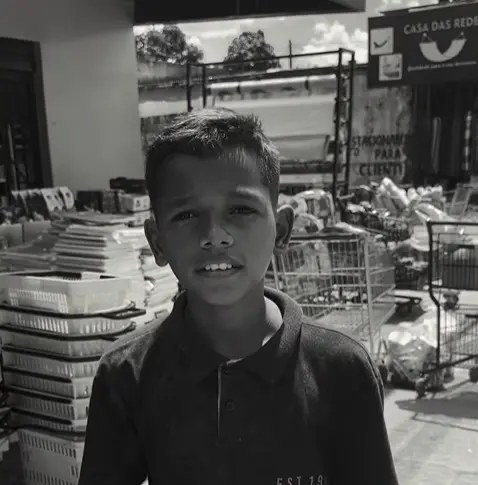 Menino vende doces para ajudar a mãe e sonha em ganhar bicicleta