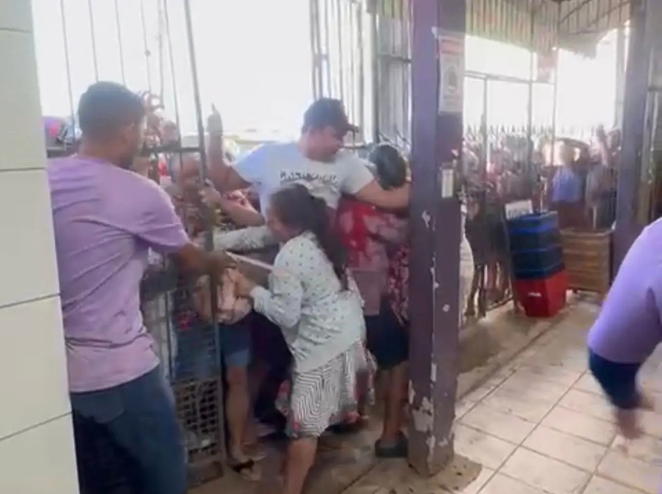 Promoção de panela a R$ 10 provoca tumulto e clientes ficam em apuros; VÍDEO