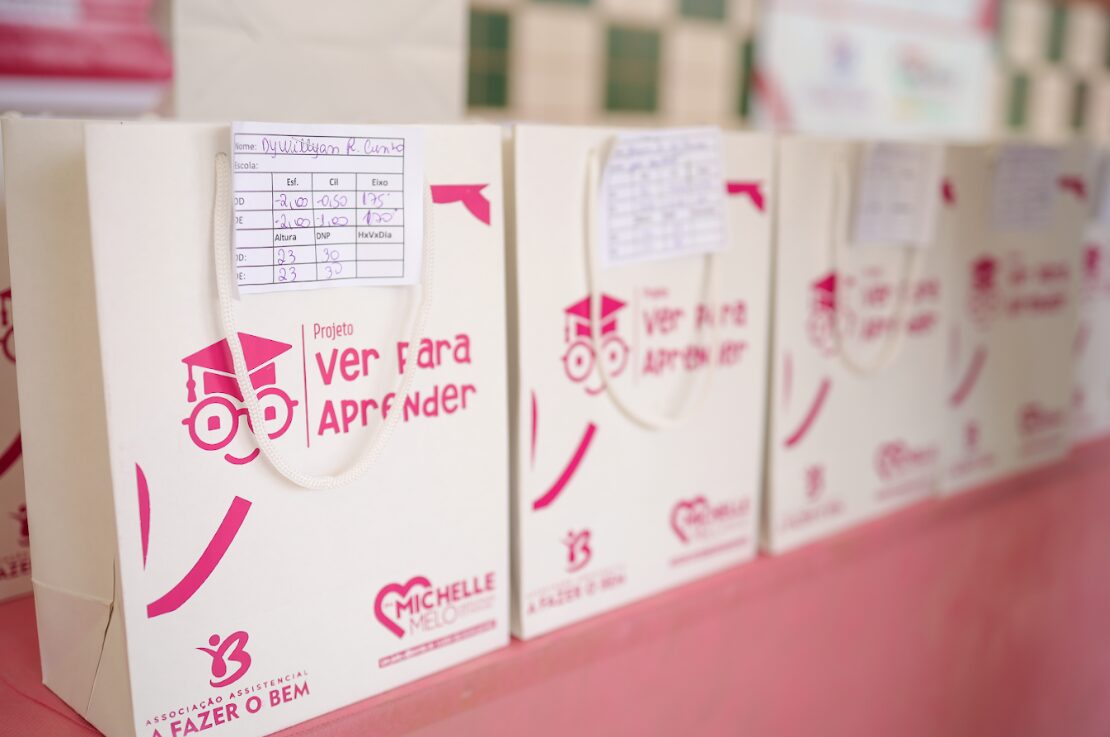 Deputada Michelle Melo beneficia mais de 80 alunos com óculos gratuitos Segundo Michelle Melo, a iniciativa busca reduzir as dificuldades enfrentadas por famílias de baixa