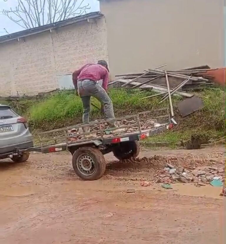 Após prejuízos, morador se revolta e tapa cratera com ajuda de carrocinha em Sena