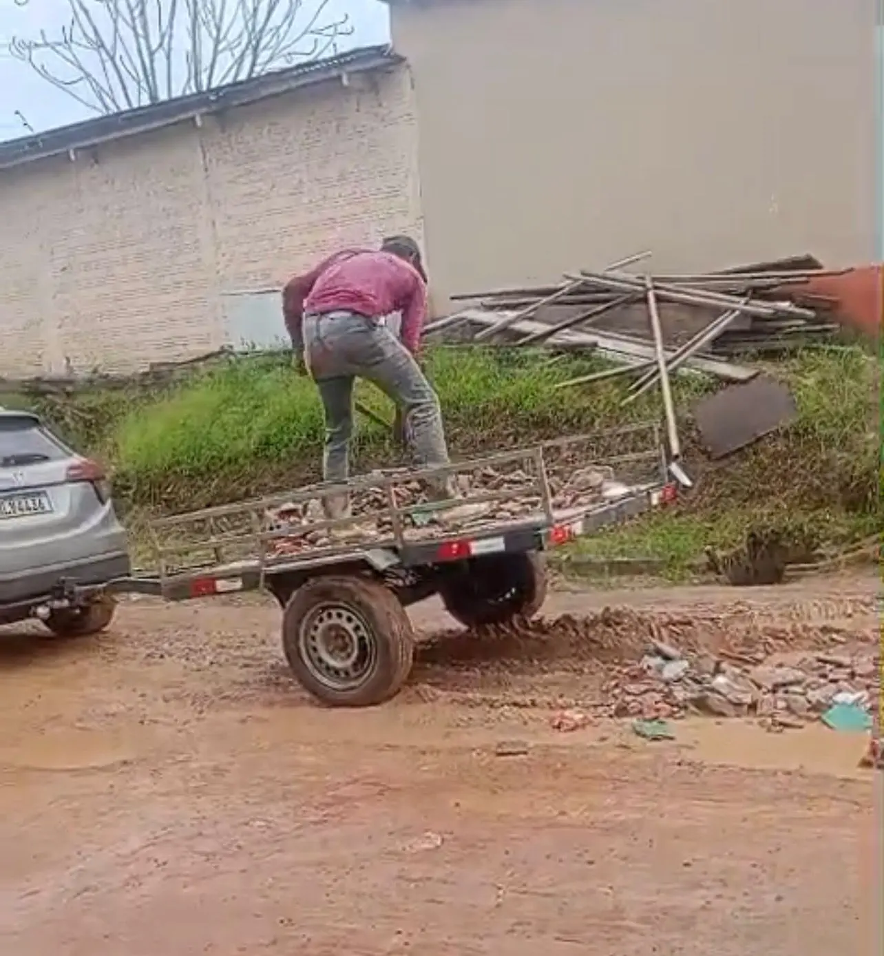 Após prejuízos, morador se revolta e tapa cratera com ajuda de carrocinha