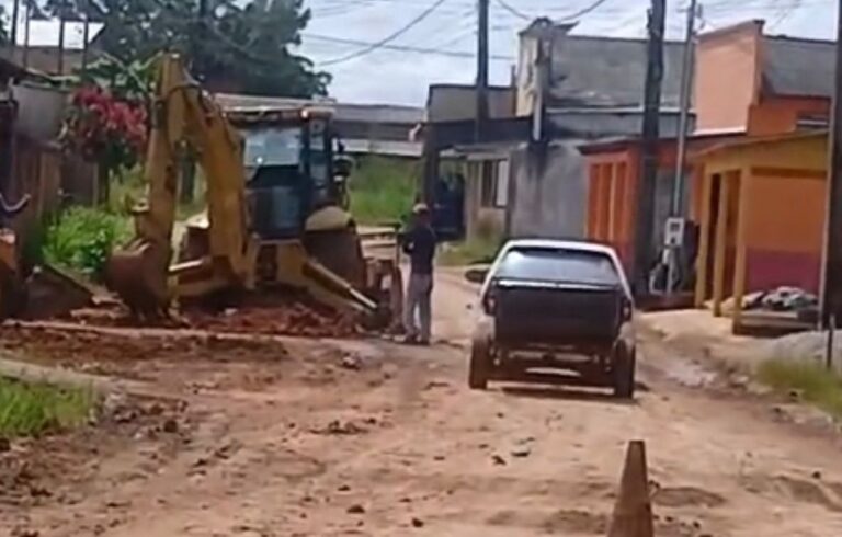 Um vídeo que circula nas redes sociais tem gerado repercussão em Sena Madureira após um morador ironizar um serviço de tapa-buracos